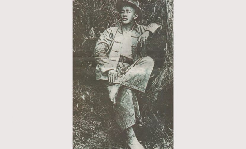 夏维汉年轻时不仅在洋行当高职，且还是古晋的首批摄影师、集邮家和音乐演奏者，图为他在廿世纪初，攀上山都望顶峰后留影，此张相片被收录于＜马来西亚大全＞内。
