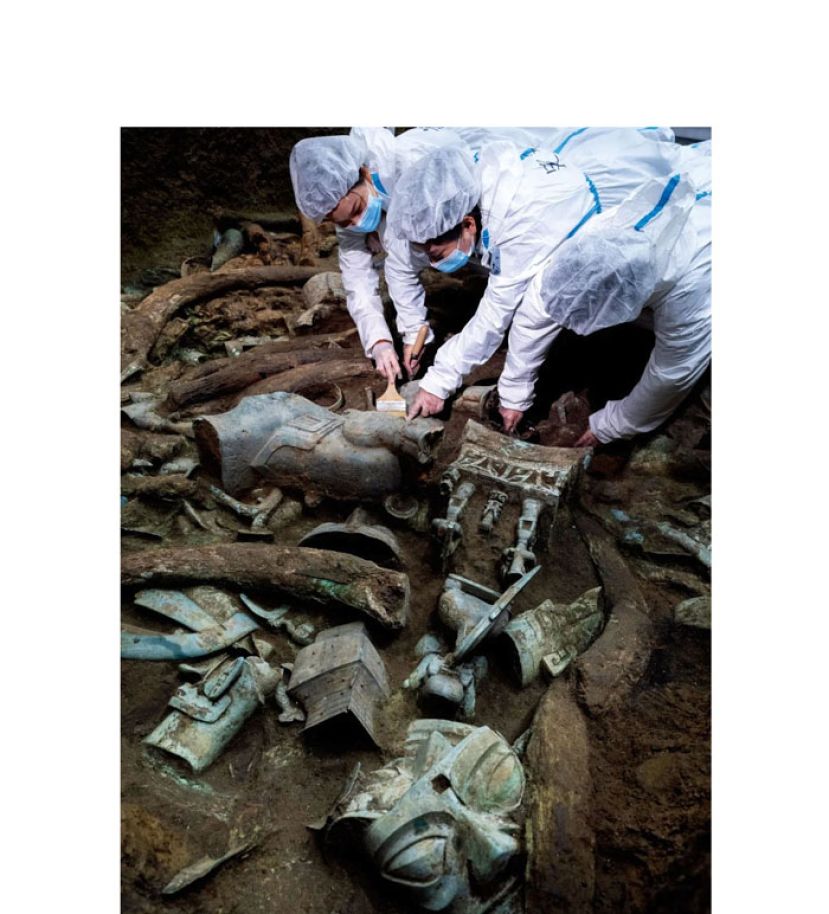 考古人员发掘三星堆遗址祭祀区8号坑。