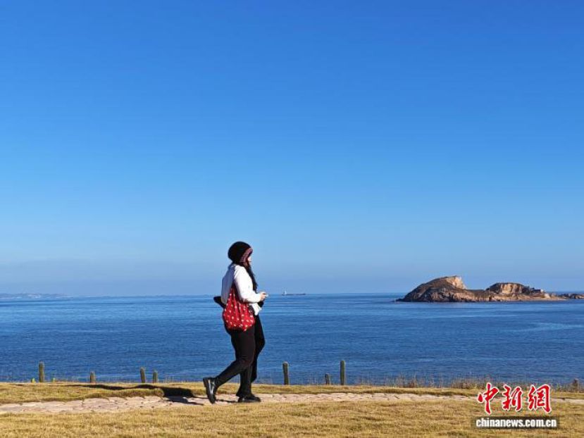 一名游客在浙江黄龙岛行走。