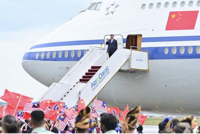 ●习近平在吉隆坡国际机场向到场迎接贵宾会首致意。