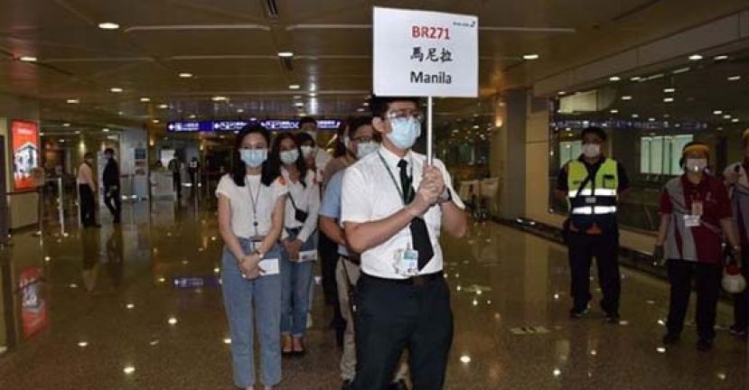 桃园机场演习国际旅客赴台转机。