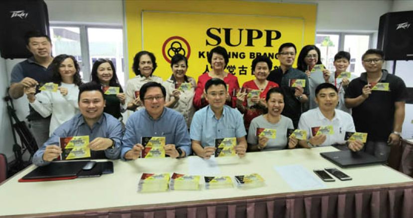 人联党古晋支部&ldquo;浮罗岸之夜&rdquo;晚宴筹委会合影。前排左二及左三分别为联合筹委会主席黄廉欢与杨严彬。