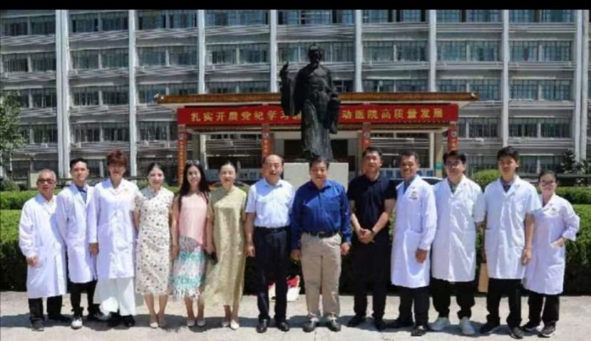 砂医总及亚洲中医技职学院进修成员与安徽中医药大学老师合影；右6为团长江宗兴。