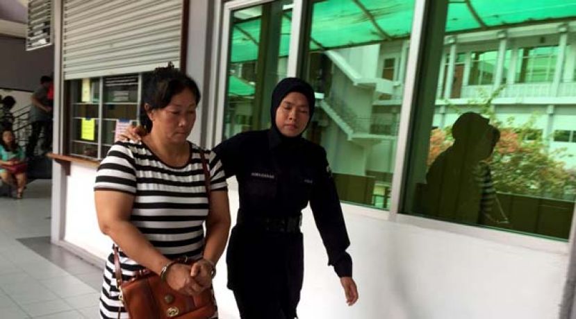 正妻捅伤小三案，妇女被判处坐牢八年后被带离法庭。