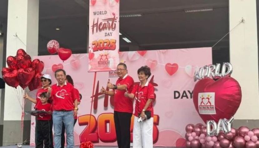 在南市市长拿督黄鸿圣（右二）以及砂心脏基金信托委员会成员拿督李玉凤（右一）的陪同下，砂副总理兼心脏基金会副主席拿督阿玛沈桂贤为世界心脏日主持开幕时摄。