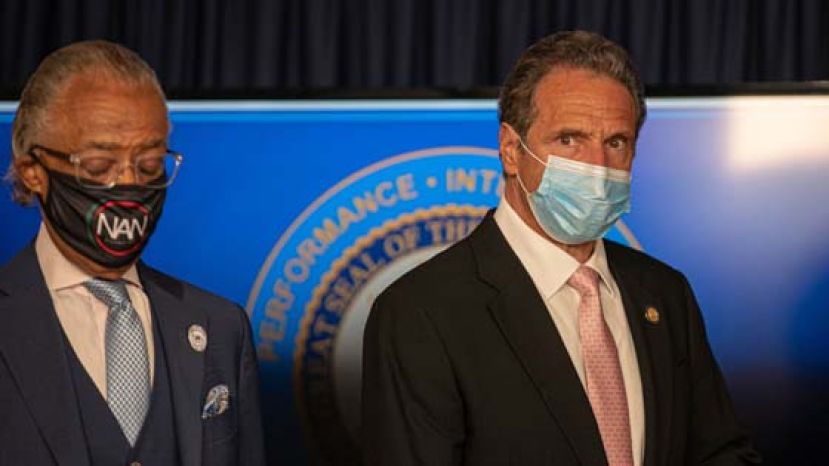 纽约州州长科莫(右)呼吁民众提高防疫意识戴口罩。