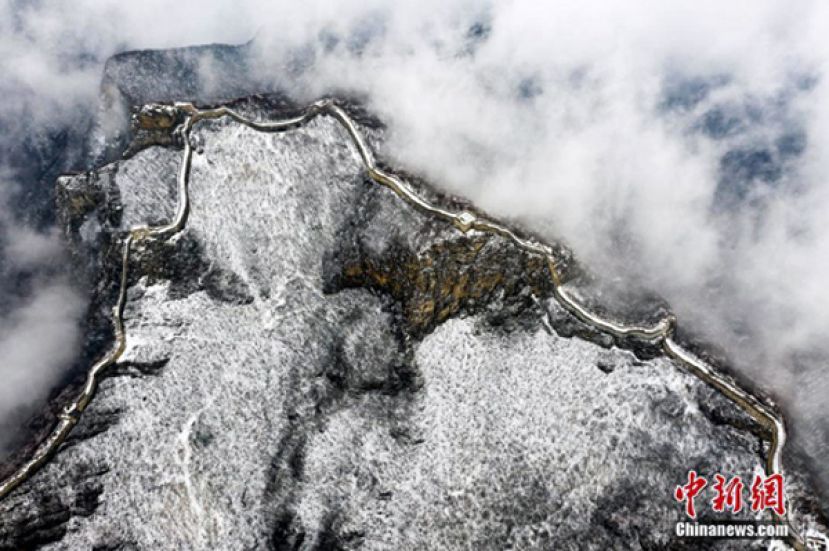 扣箭长城迎春雪似泼墨山水画
