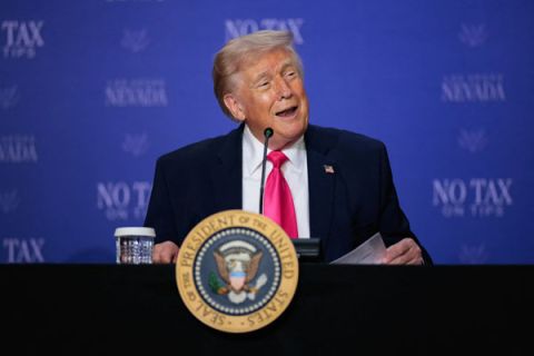 特朗普指责伊朗违反协议，扬言将攻击伊朗境内所有发电厂、桥梁设施。