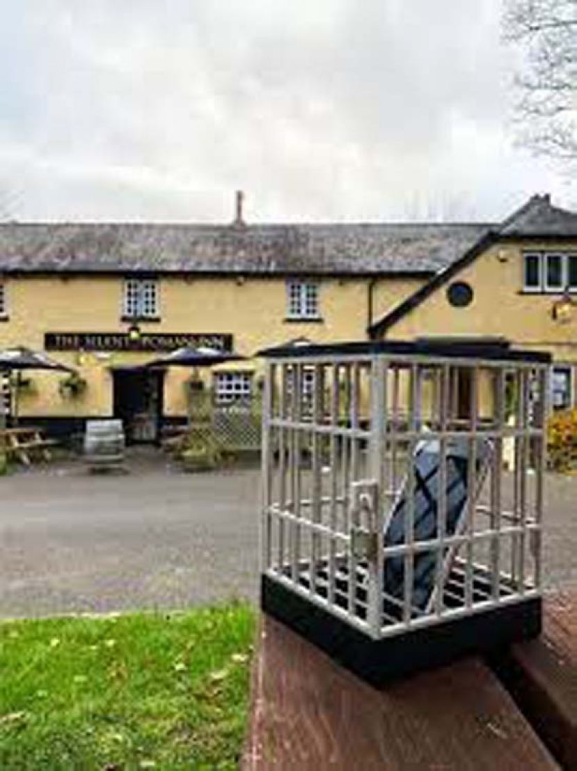 顾客若要进入The Silent Woman Inn酒吧，就要把手机锁在店外。