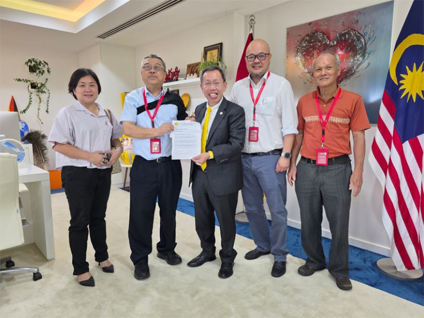 古晋中华文化艺术促进协会会长许庆喜已经邀请函于砂副总理拿督阿玛沈桂贤医生时影。右起为财政王亚武，署理会长沈铂斯及理事李佳珮。