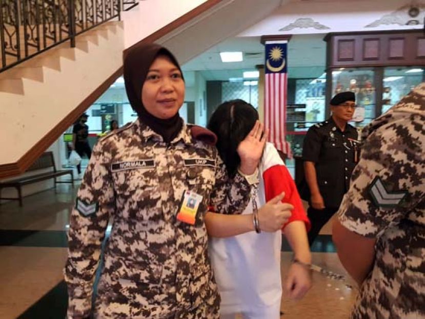 被法院判处绞刑的菲律宾女毒被带离法庭时摄。