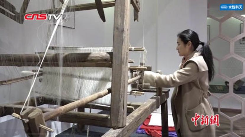 女协警辞职变织女 让杭缎传统工艺品牌绽放时尚光彩