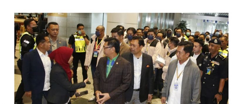 外交部副部长阿拉敏在机场迎接大马公民回国。