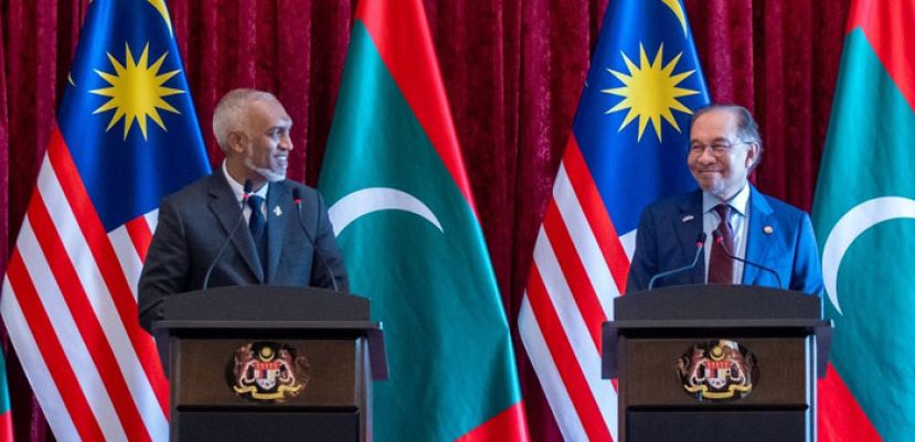 首相安华(右)与马尔代夫总统穆依祖举行联合记者会。