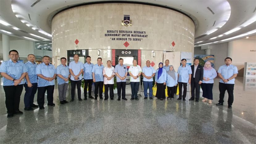 古晋南市市长拿督黄鸿圣（中）与来自纳闽邦直辖区市议会28名代表的访问团合照。