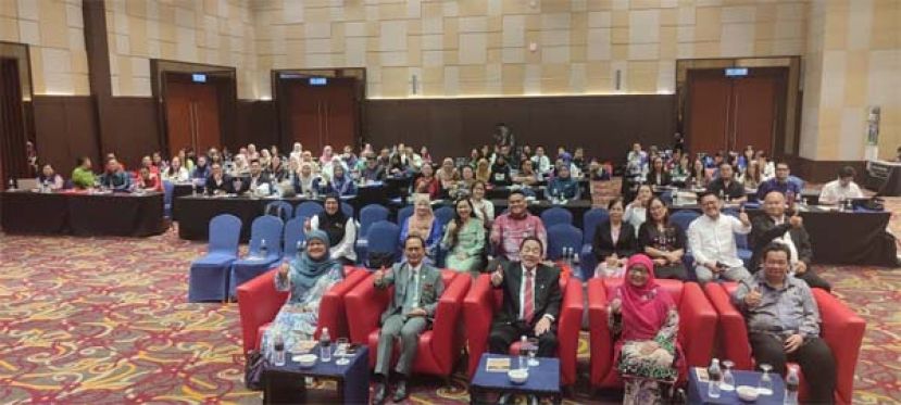 职业建议系统巡回活动第二阶段开幕礼的大合照。