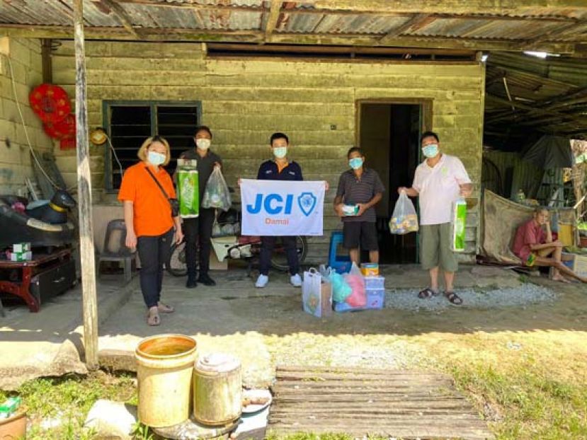 达迈国际青商会会长陈映佐（左三）、副会长陈武祥（左二）及会员们移交物质给老人家。