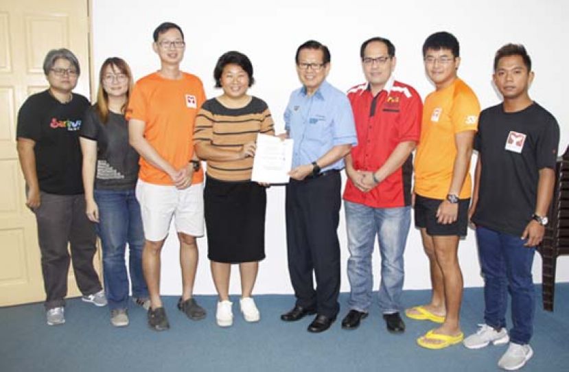 蔡依慧(左4)移交清理鬼网及珊瑚礁景点活动报告书予砂交通部长李景胜，右3为北砂新协会长杨万勇。