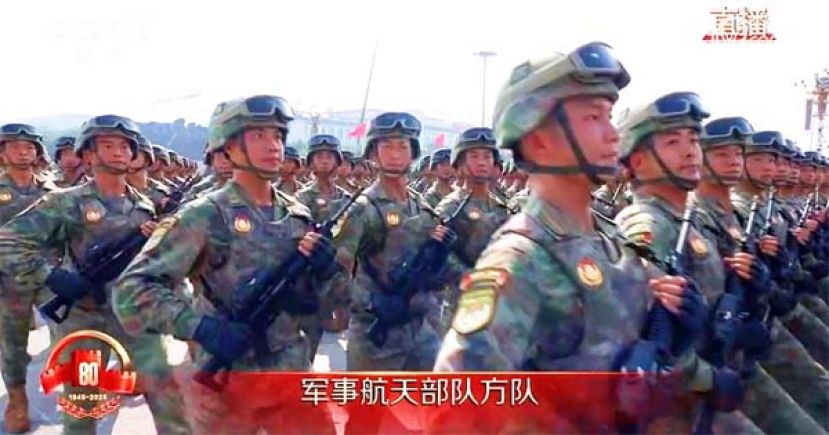 军事航天部队方队走过天安门广场。