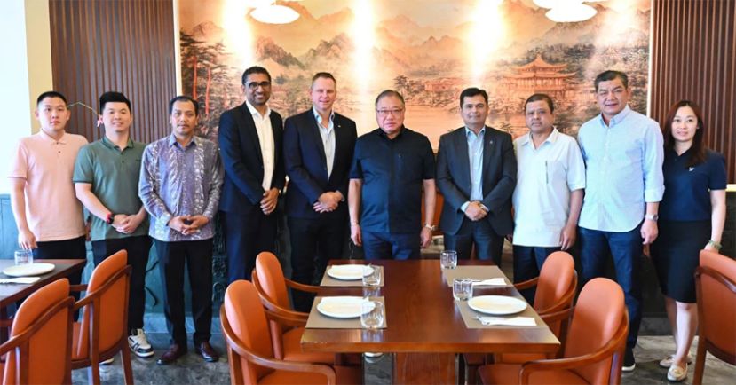 张庆信（右5）与ITL World和新航领导层会面，探讨深化旅游方面的合作事宜。