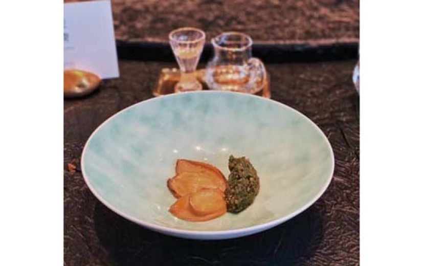 椒香鲍鱼，烧椒酱深绿，与盘子晕染翠玉盘子，有视觉延伸的效果。