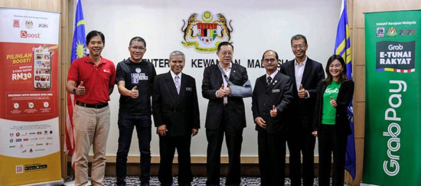 财政部长林冠英(中)推展人民电子现金计划。