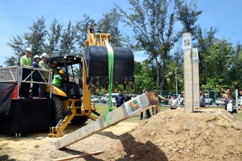 首长阿邦佐操作神手，为坐落在卑尔骚自然公园内的&ldquo;自然探索中心&rdquo;主持动土仪式。