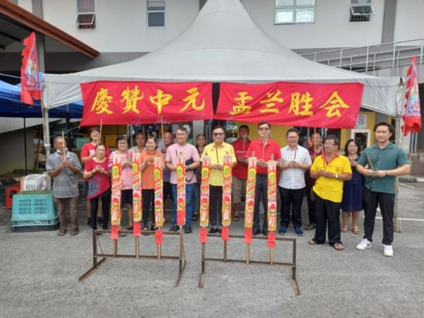 峇都吉当区立法议员拿督罗克强（右5起）、实都东贩商公会中元节筹委主席田发辉、主席刘媚媚、筹委刘玉花等人进行祭祀仪式。右3起为郑志国市议员、甲必丹黄任辰。