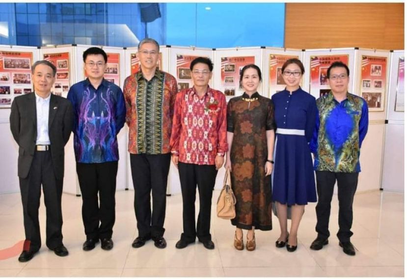 中国驻古晋总领馆全体成员为砂拉越加油、为马来西亚加油。