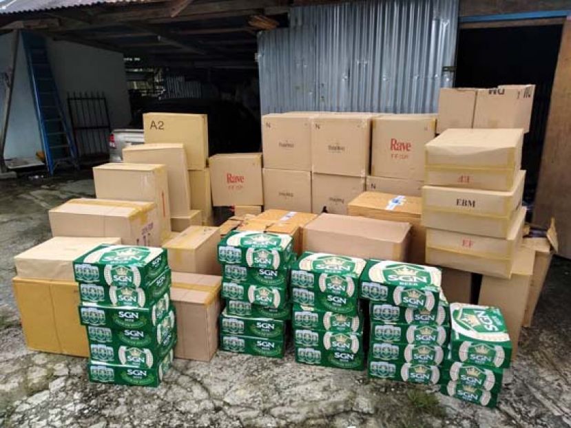 警方在木中甘榜美拉班查获大批走私烟酒。