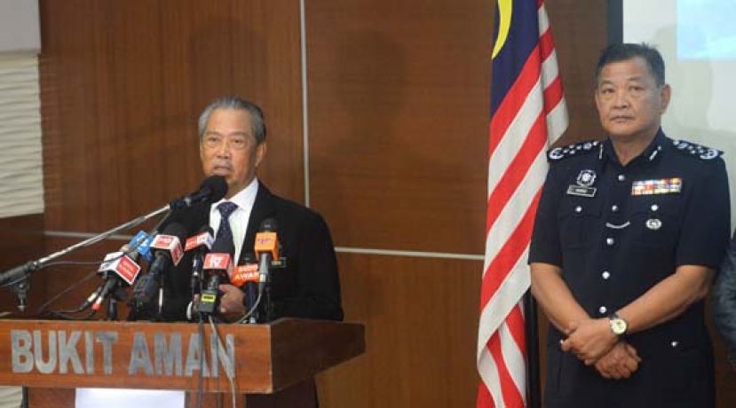 慕尤丁（左）：散播不实传言，已有7人因受对付。右为阿都哈密。