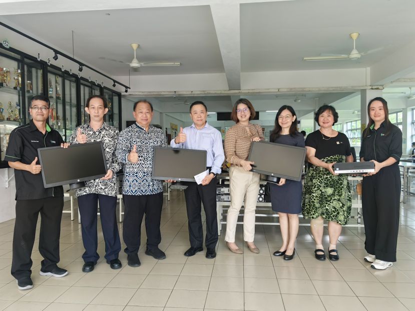 SEB 职员 Sumiato、四小副校长刘元拱、四小校长贝荣栋、四小校友会会长刘金瑞、四小校友会秘书杨建婷、SEB 行政助理Rachel,、四小校友会教育发展执行副秘书谢婉茹、SEB职员Annabelle。