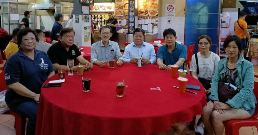 砂医总会长江宗兴（右4起）与来自台湾许国模医师、林淑惠医师、许爱丽医师交流；左起为人联党峇都林当支部中医义诊筹委联合主席温燕薇、陈中兴、支部主席薛华东。