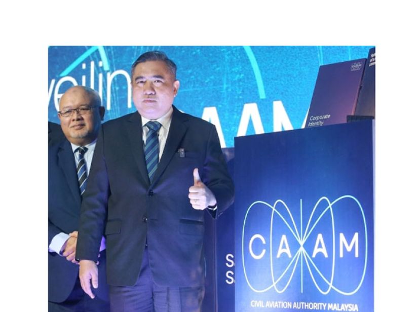 陆兆福（右）推介大马民航局全新标志。