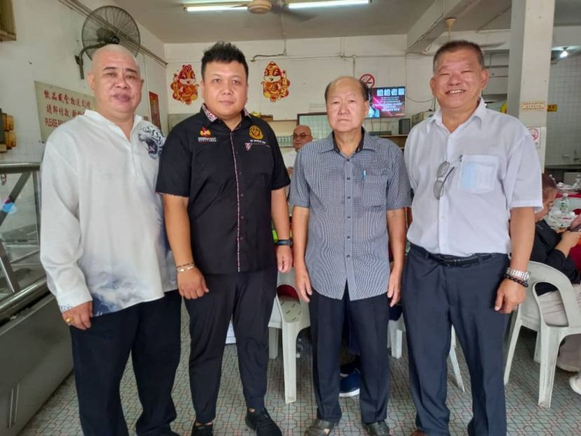 国际教育传承基金会创会主席王得賓（左2起）、砂同心善堂主席黄国远、顾问陈中兴与宝光村俱乐部主席吴豪忠（左）进行反诈骗交流。
