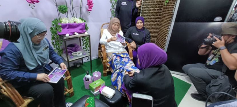 妇女、家庭及社会发展部长拿督斯里南希苏克里体验脚底按摩。