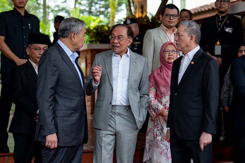 ●安华(中)与副首相扎希（左）和法迪拉(右)出席首相署常月集会。