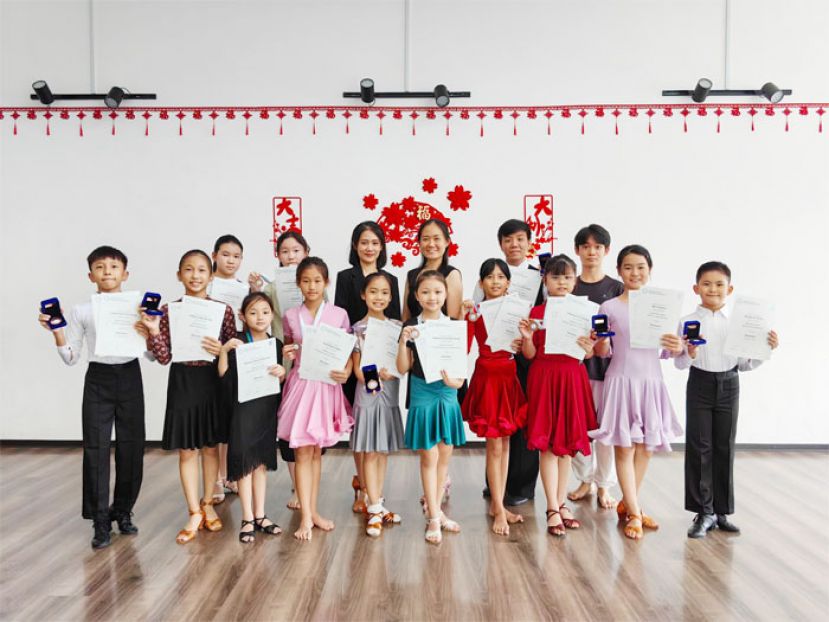 Alexis DanceSport Studio的舞蹈员与叶楚婷教练（后排左三）和叶可心教练（后排左四）合照。