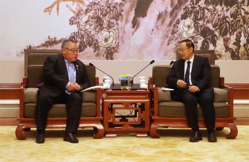 旅游、艺术及文化部长张庆信（左）与中国文化和旅游部长孙业礼交流。