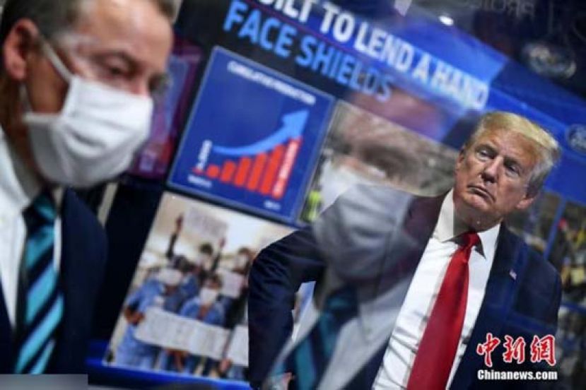 当地时间5月21日，美国总统特朗普在密歇根州福特工厂视察时被媒体拍到仍未佩戴口罩，而此前，不管是福特公司还是该州官员都提出了希望他戴口罩的要求。