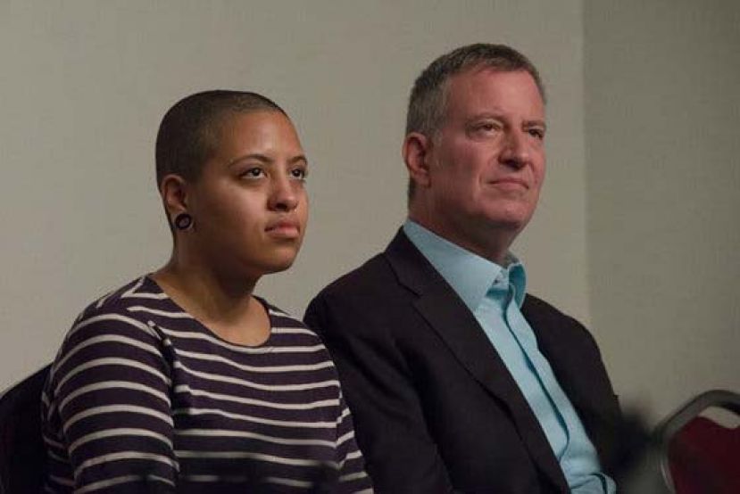 美国纽约市长白思豪（右）的女儿席亚拉（左），因为参加示威活动被捕。