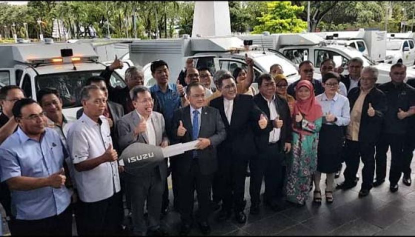 砂地方政府与房屋部长拿督斯里沈桂贤（前左3）移交特制动物控制车辆给26个地方议会。