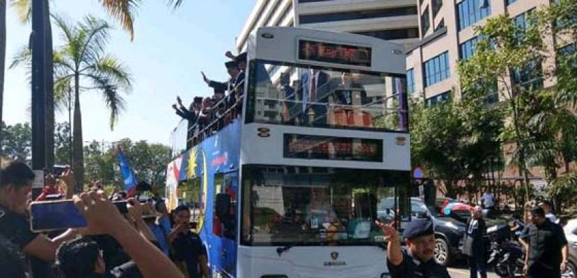 公正党国会议员搭乘开篷双层巴士抵达国家王宫。