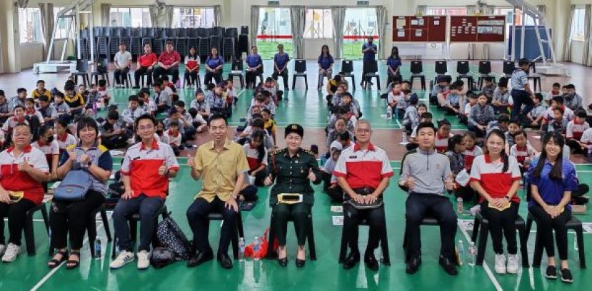 「制服团体一日营」的合影.