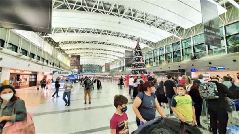 阿根廷民众在伊塞萨国际机场大厅等候登机，把握国境进出不受限制时机，飞往欧洲或美加等国旅游或拜访家人。