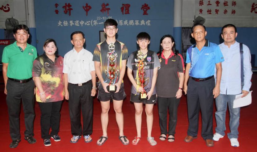 在2019年全砂乒乓公开赛中，卓颖权（左四）和郑韵宁（右四）称王封后，右起为砂乒总署理主席林敬善、选拔委员会副主席黄国翔、古晋乒总主席兼砂乒总副主席黄燕萍、砂乒总主席拿督黄希多、州体理会协调员丽莎鲁东及砂乒总秘书巫虎财。