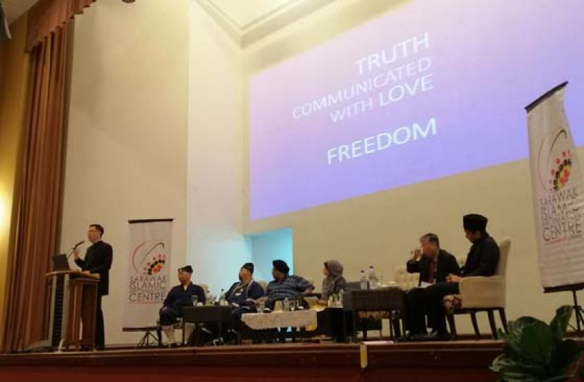 各宗教领导在台上分享各自的宗教理念。