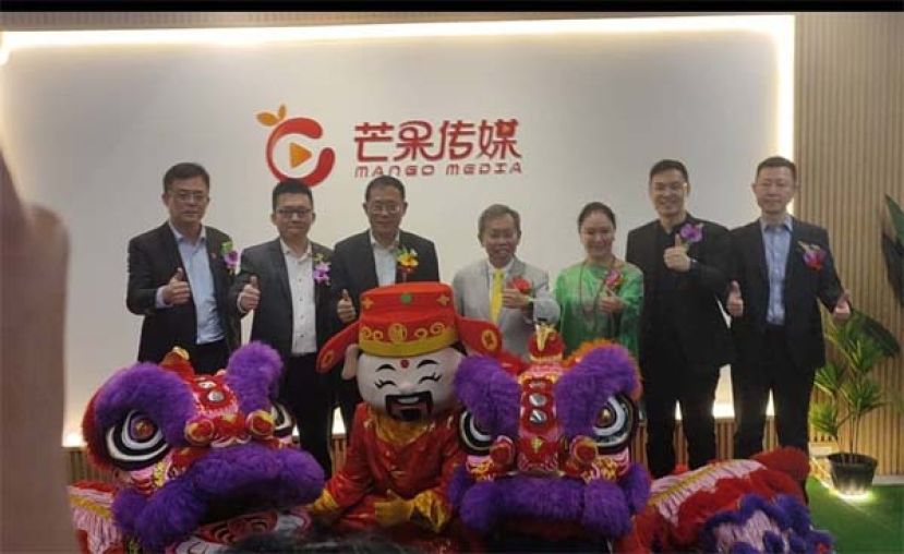 开幕后的一张合影。左起为巴达旺市议会主席陈开、芒果传媒(婆罗洲)有限公司董事周和利、中国驻古晋总领事邢伟平、砂拉越副总理兼砂拉越公共卫生,房屋与地方政府部长拿督阿玛沈桂贤、芒果传媒(马来西亚)有限公司首席执行官拿督葛雅镁、芒果传媒(婆罗洲)有限公司首席执行官蔡健琛以及芒果传媒(马来西亚)有限公司总经理姜忠岐。