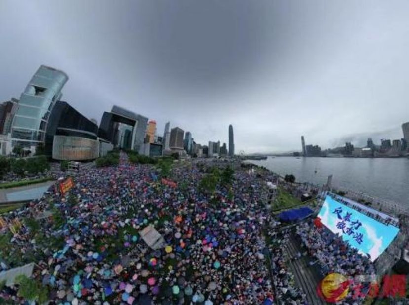 8月17日下午，约47.6万人参加香港金钟添马公园举行的“反暴力、救香港”大集会。