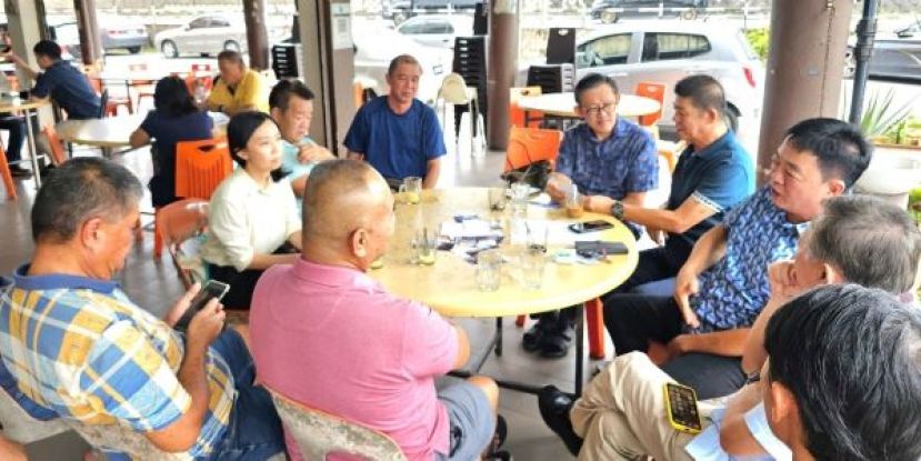 华人渔船公会主席许义华（右3）及新渔村渔船公会理事们，感谢砂总理署政治秘书许德婉（左3）及薛华东（右5）重视投诉并立即处理问题。